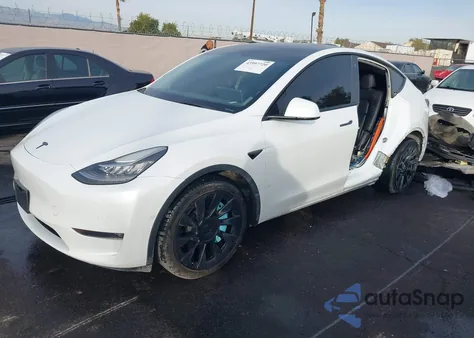 2022 Tesla Model Y Long Range Dual Motor All-Wheel Drive z USA, uszkodzony, nr VIN 7SAYGDEE6NF480132